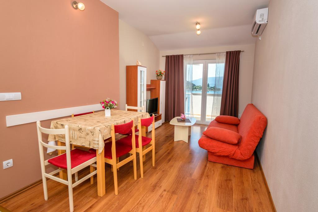 Apartments Galeb Blace Exterior photo